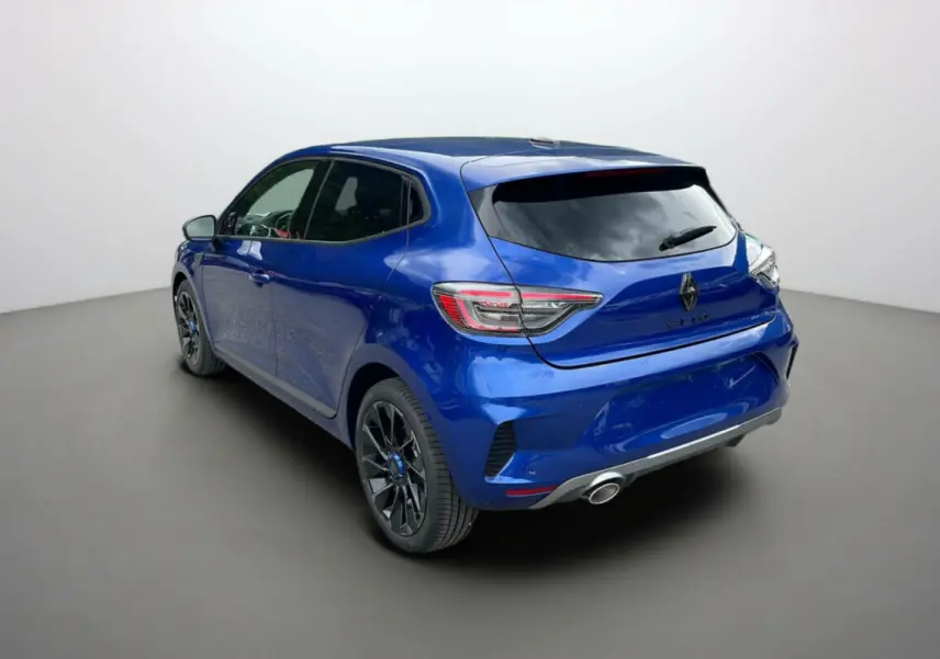 Vue 3/4 arrière droite d'une Renault Clio V TCE 90 Esprit Alpine 2025 en bleu iron avec jantes noires sportives.