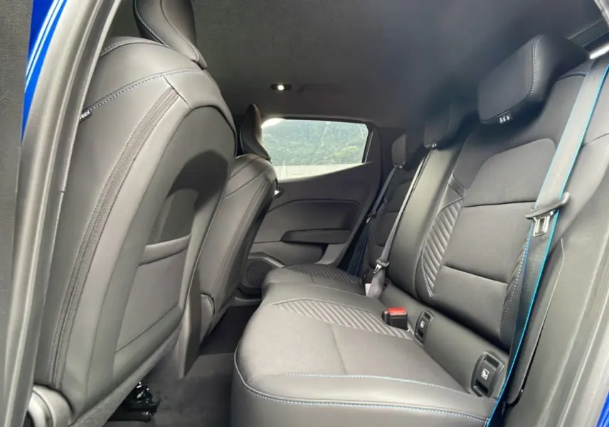 Vue intérieure côté gauche des sièges arrière en cuir noir avec surpiqûres bleues d'une Renault Clio V TCE 90 Esprit Alpine 2025.