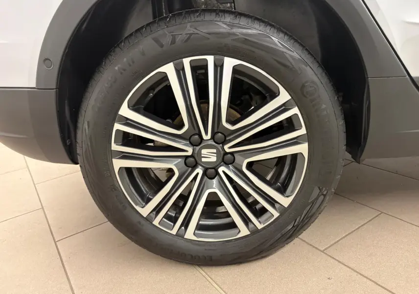 Gros plan sur la jante alliage du côté avant droit d'un SEAT Arona Gris Urbain avec pneus Continental.