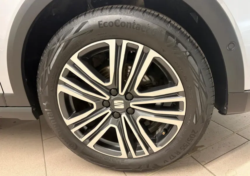 Gros plan sur la roue avant droite du SEAT Arona 2024 gris urbain avec jante alliage bicolore et pneu Continental.