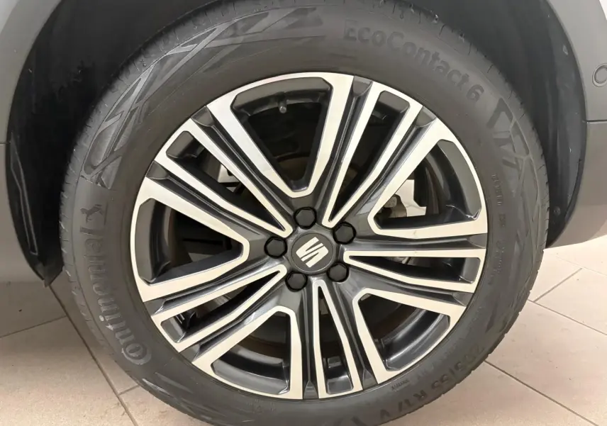 Gros plan sur la jante alliage bicolore du côté avant droit du SEAT Arona gris urbain 2024.