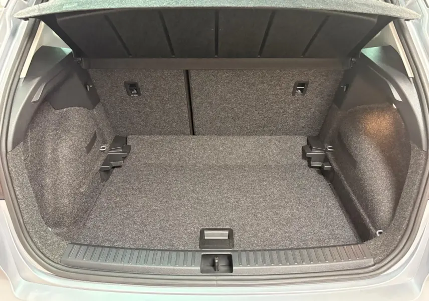 Coffre ouvert du SEAT Arona 2024 gris urbain, montrant un espace de chargement propre et bien fini.