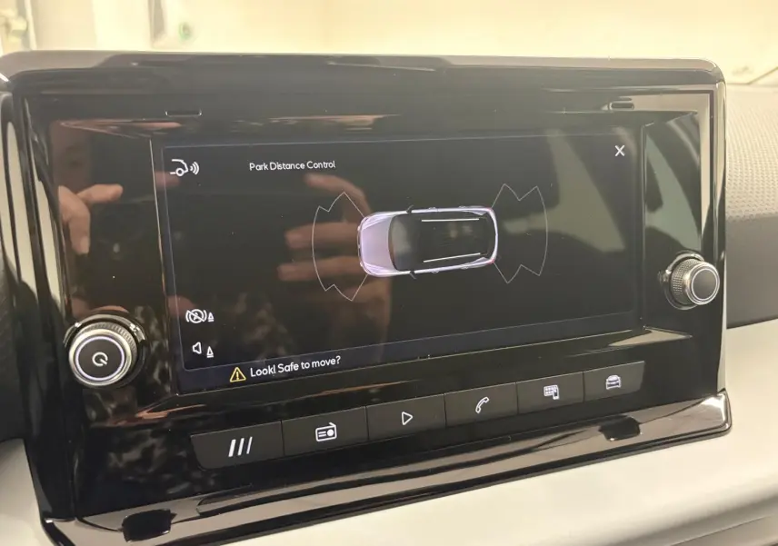 Écran tactile du système Park Distance Control dans le tableau de bord d'une SEAT Arona 2024.