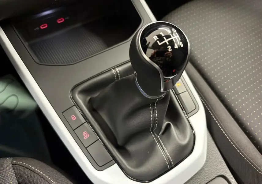 Le levier de vitesses manuel noir avec coutures blanches dans l'habitacle du SEAT Arona 2024, finition Copa.