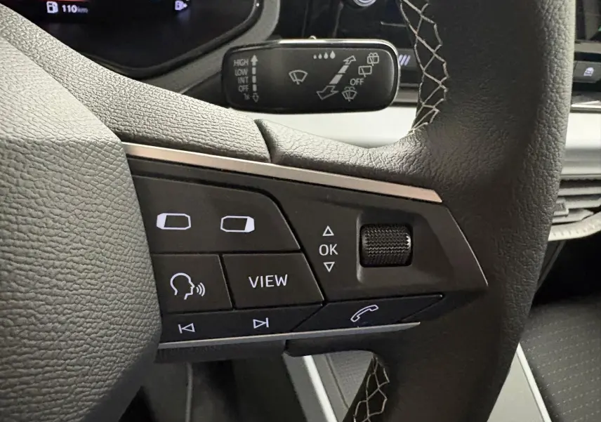 Gros plan sur les commandes au volant du SEAT ARONA 2024, finition Copa, avec détails des boutons multifonctions.