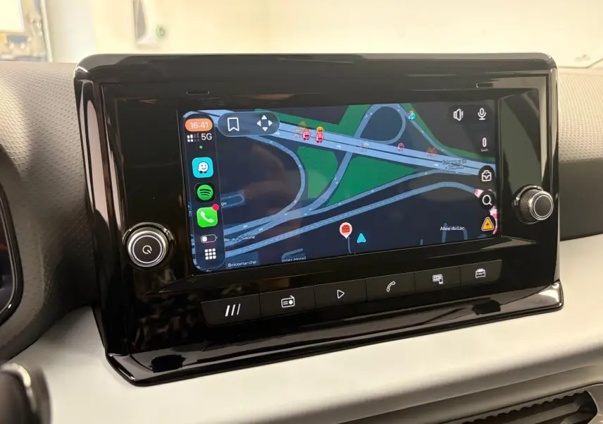 Écran tactile central du tableau de bord du SEAT Arona 2024 affichant une carte de navigation en couleur.