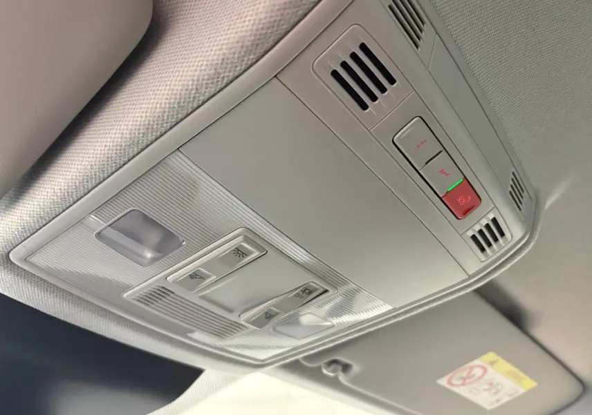Plafonnier intérieur gris clair avec commandes d'éclairage et ventilation du SEAT Arona 2024.