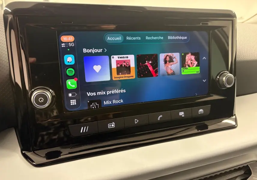 Écran tactile central du tableau de bord du SEAT Arona 2024 affichant l'interface multimédia avec applications connectées.
