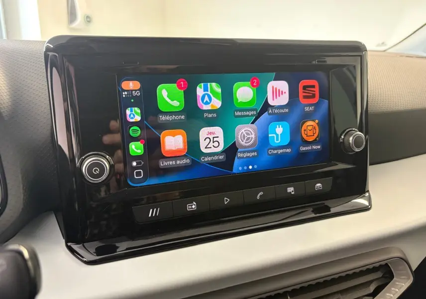 Écran tactile central du tableau de bord du SEAT Arona 2024 affichant plusieurs applications connectées.