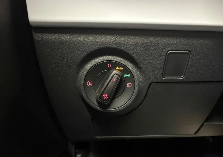 Commande des phares en gros plan sur le tableau de bord noir d'un SEAT Arona Gris Urbain 2024