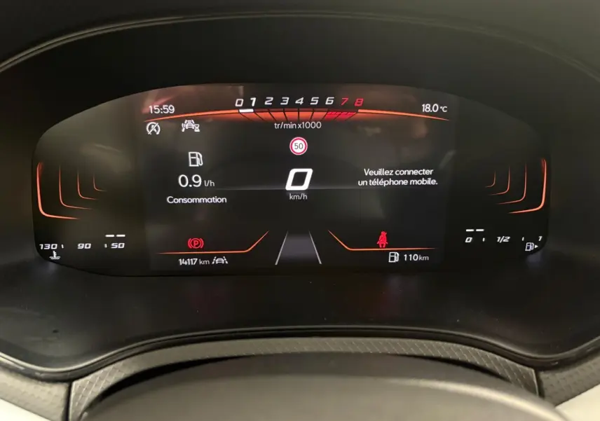 Tableau de bord numérique du SEAT Arona 2024 affichant consommation, vitesse et température ambiante.