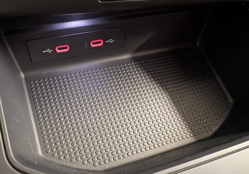 Gros plan sur la console centrale du SEAT Arona 2024 avec deux ports USB-C rouges et surface antidérapante noire.