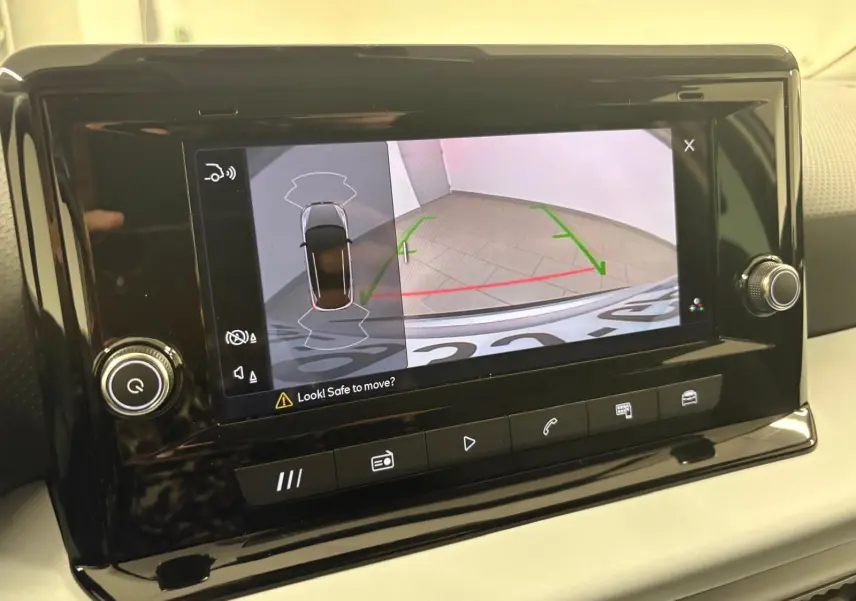 Écran multimédia affichant la caméra de recul et les capteurs de proximité du SEAT Arona gris urbain 2024.