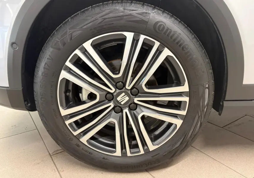 Gros plan sur la jante alliage du SEAT Arona gris urbain, mettant en valeur le design moderne et le logo central.