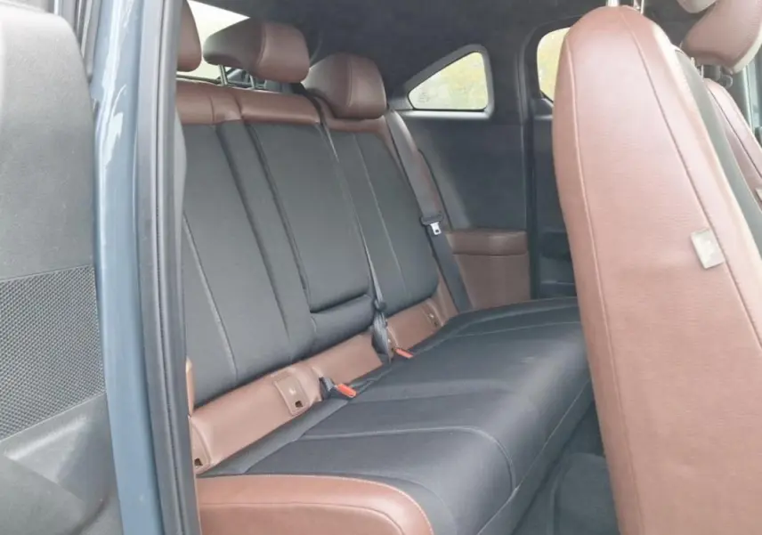 Vue intérieure côté droit des sièges arrière en tissu noir et cuir marron du Mazda MX-30 gris électrique 2021.