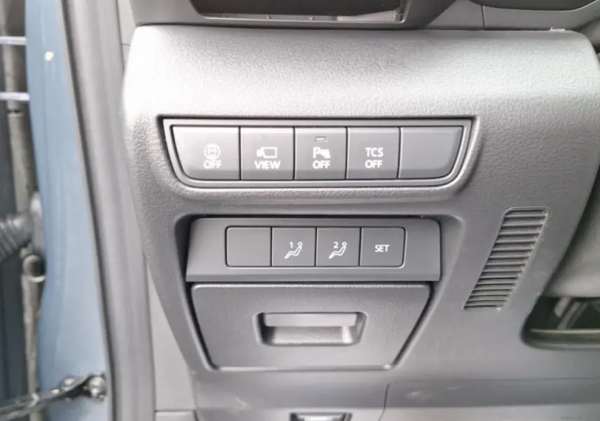 Gros plan sur les boutons de contrôle côté gauche du tableau de bord du Mazda MX-30 gris électrique 2021.