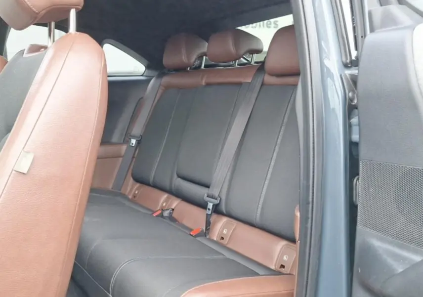 Vue intérieure côté droit montrant la banquette arrière bicolore noire et marron du Mazda MX-30 gris 2021.