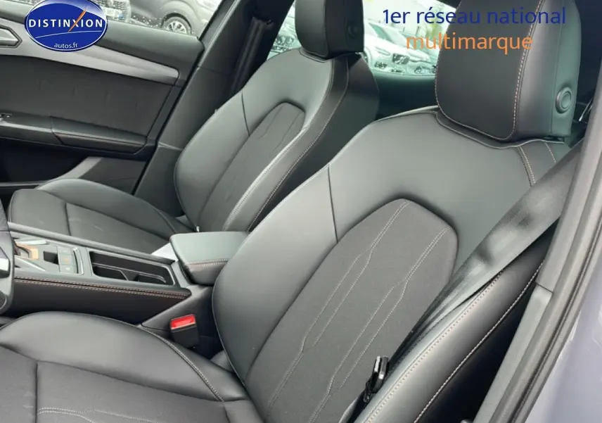 Vue intérieure côté droit des sièges avant en cuir noir avec surpiqûres contrastantes du CUPRA Formentor 2.0 TDI 150 DSG7.