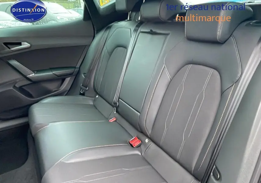 Vue intérieure côté droit montrant la banquette arrière en cuir noir avec surpiqûres contrastantes du CUPRA Formentor gris graphene.