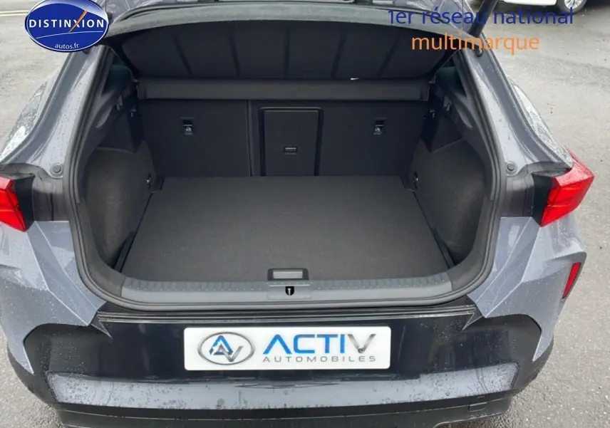 Coffre ouvert vu de l'arrière d'un CUPRA Formentor gris graphene 2026 avec feux arrière LED visibles.