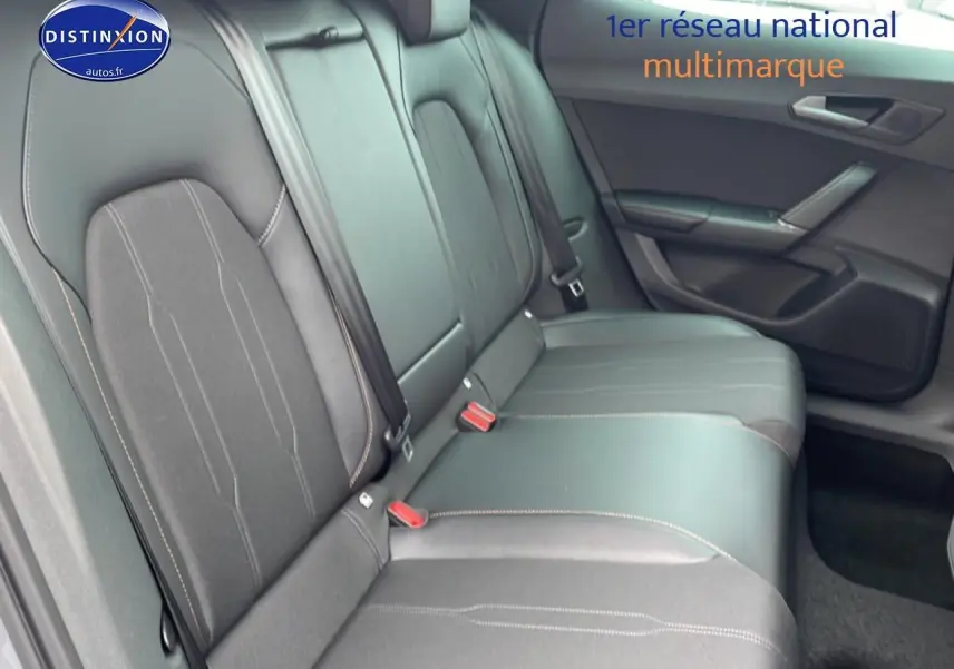 Vue intérieure côté droit des sièges arrière en cuir noir avec surpiqûres contrastantes du CUPRA Formentor 2026.