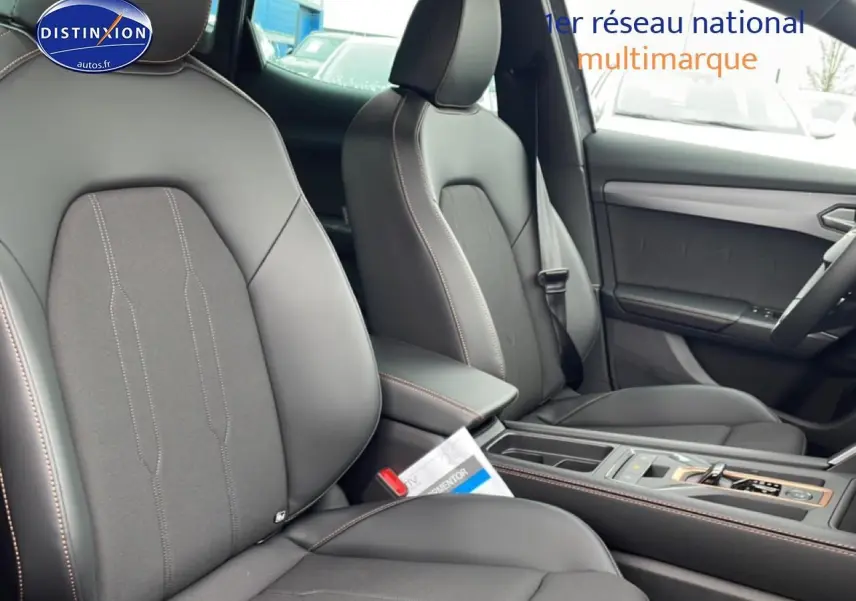 Vue intérieure côté avant droit du CUPRA Formentor gris graphene, mettant en valeur les sièges sport et l'accoudoir central.