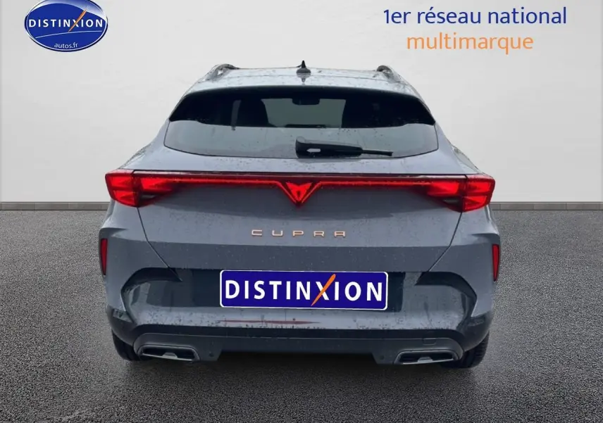 Vue arrière d'une CUPRA Formentor gris graphene avec feux LED et double sortie d'échappement intégrée.