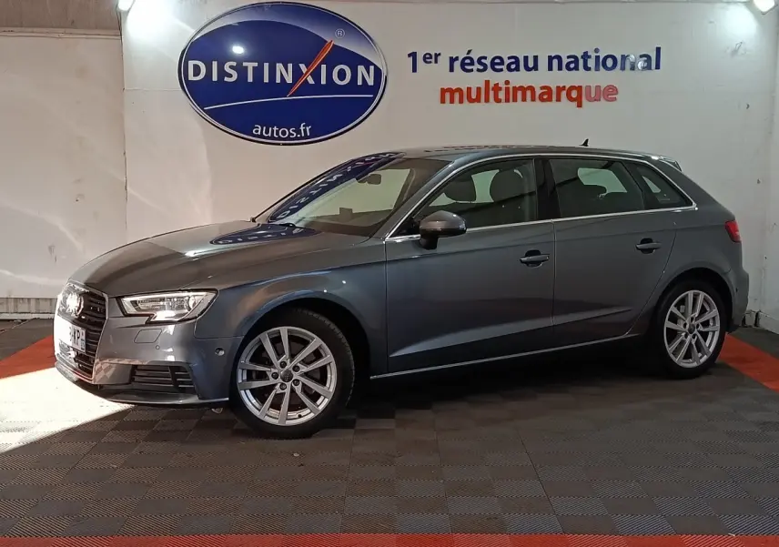Audi A3 35 TDI gris foncé vue de profil côté gauche, avec jantes alliage et phares LED allumés.