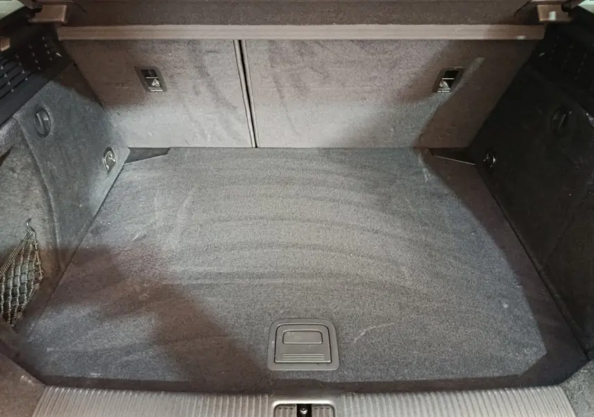 Vue intérieure du coffre gris foncé de l'Audi A3 35 TDI 150 S tronic Business Line, espace propre et vide.