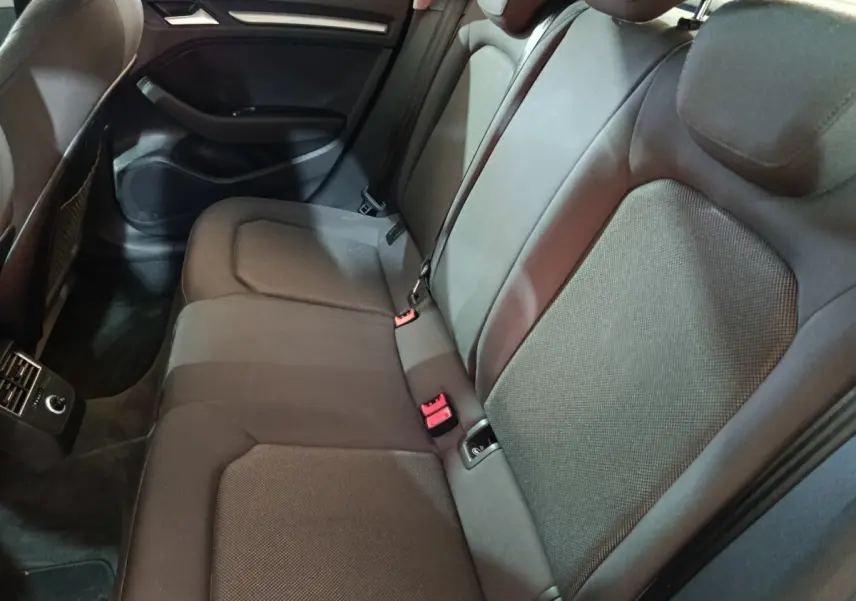 Vue intérieure côté droit des sièges arrière gris foncé de l'Audi A3 35 TDI 150 S tronic Business Line 2020.