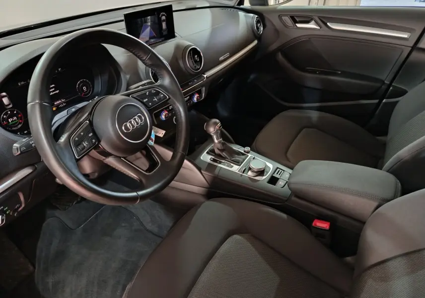 Intérieur noir de l'Audi A3 35 TDI 2020 vu côté conducteur, avec tableau de bord digital et console centrale moderne.