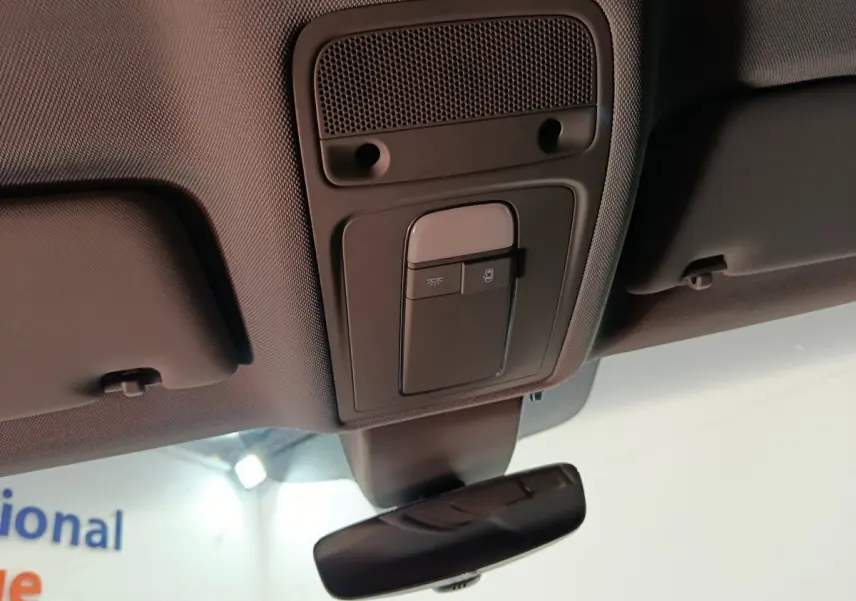 Plafonnier intérieur gris foncé avec commandes d’éclairage et rétroviseur central d’une Audi A3 35 TDI 2020.