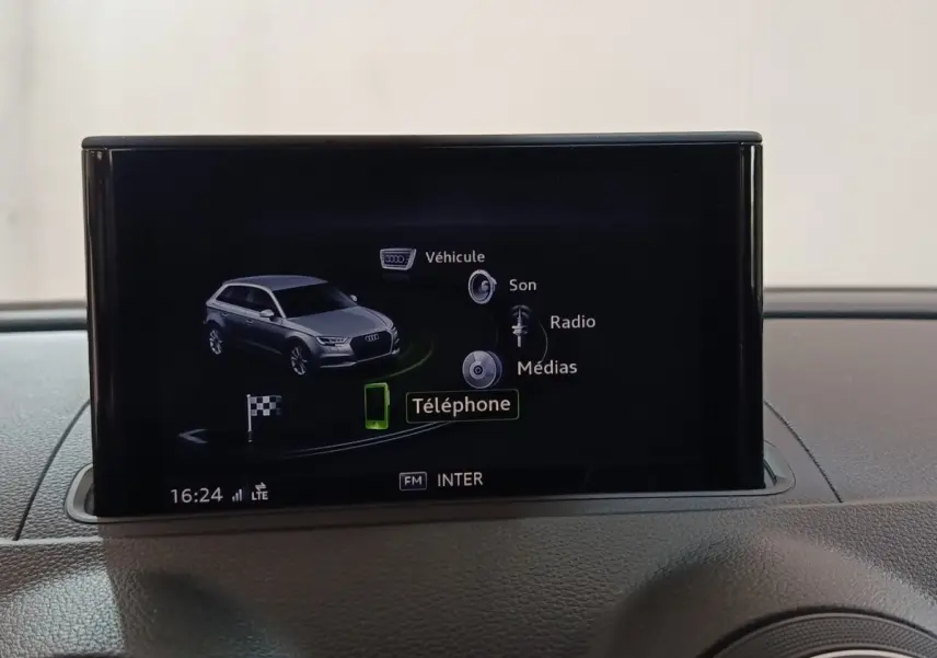 Écran central affichant le menu multimédia avec une Audi A3 gris foncé vue de profil sur l'interface.