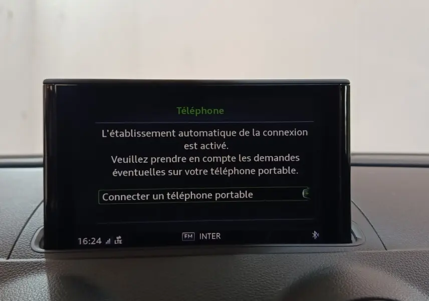 Écran central de l’Audi A3 gris foncé 2020 affichant la connexion Bluetooth pour téléphone portable.