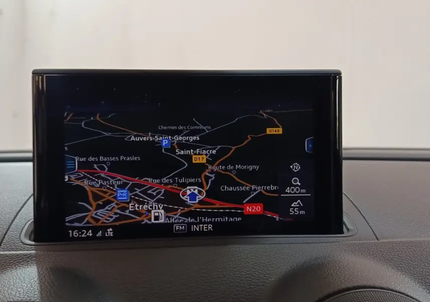 Écran de navigation couleur intégré au tableau de bord d'une Audi A3 gris foncé, vue intérieure frontale.