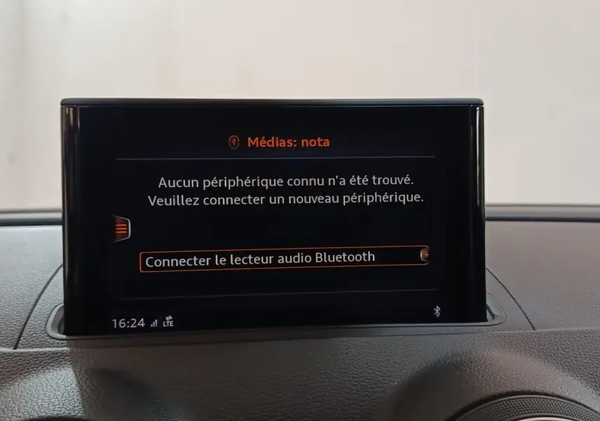 Écran central du tableau de bord de l'Audi A3 gris foncé, affichant la connexion Bluetooth audio.