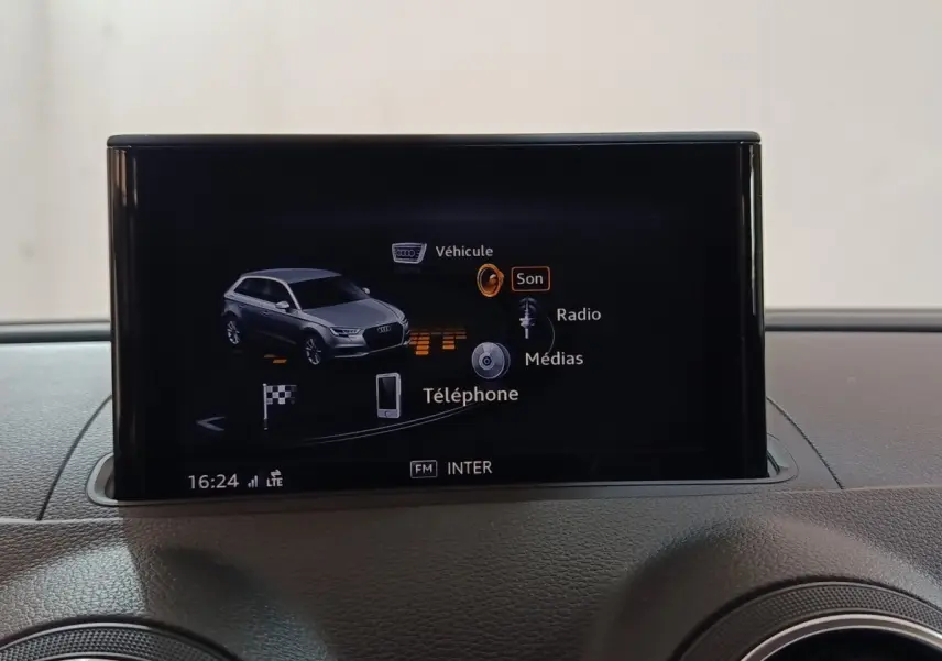Écran central affichant le menu multimédia avec une voiture grise stylisée, dans l'habitacle d'une Audi A3 35 TDI.