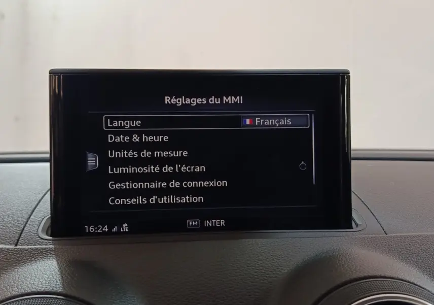 Écran central de l'Audi A3 35 TDI 2020 affichant les réglages du MMI en intérieur, vue de face.