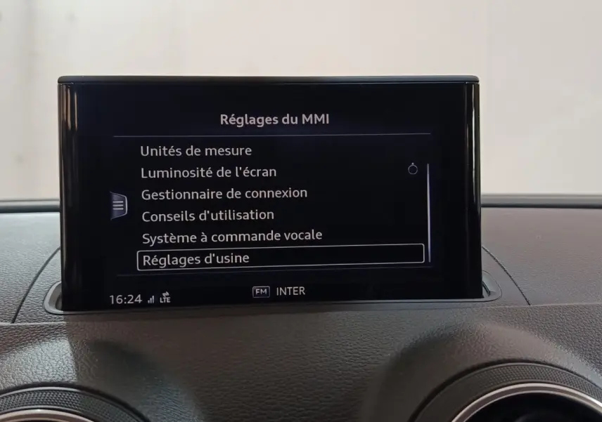 Écran central du tableau de bord d'une Audi A3 gris foncé, affichant les réglages du système MMI.