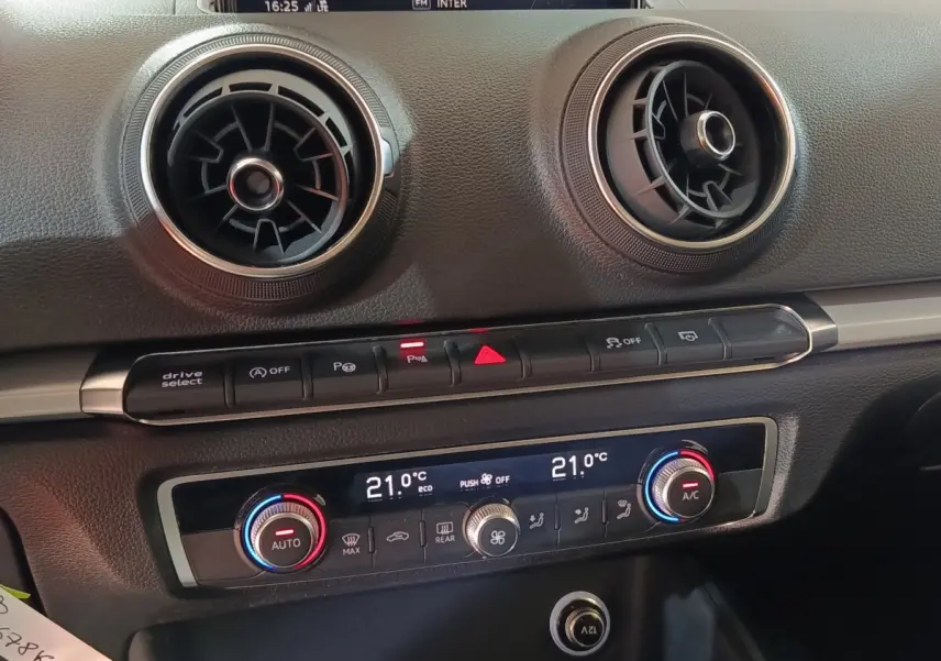 Détail du tableau de bord de l'Audi A3 35 TDI 150 S tronic Business Line 2020, avec commandes climatisation digitale.
