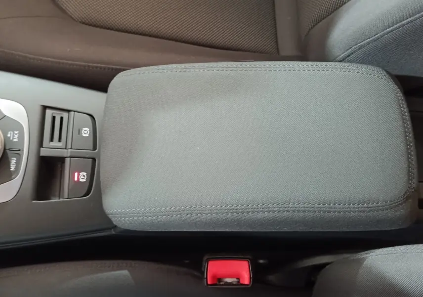 Vue rapprochée de l'accoudoir central gris foncé et de la console centrale d'une Audi A3 35 TDI 150 S Tronic Business Line.