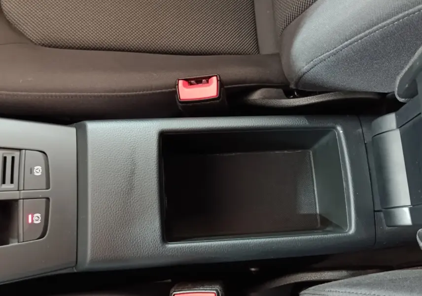 Vue plongeante sur la console centrale noire de l'Audi A3 35 TDI 150 S Tronic Business Line avec sièges gris foncé.