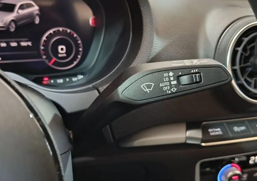 Gros plan sur la manette d’essuie-glace côté gauche du tableau de bord d’une Audi A3 gris foncé 2020.