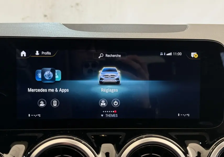 Écran tactile central du tableau de bord du Mercedes GLA 250 e AMG Line 2023 affichant le menu Réglages.