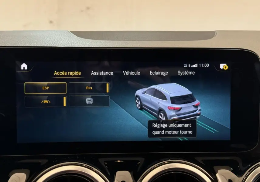 Écran tactile intérieur montrant une vue 3/4 arrière d’un Mercedes GLA 250 e AMG Line gris clair.