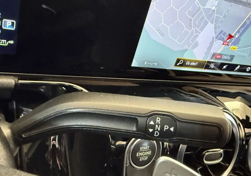Gros plan sur la commande de boîte automatique et bouton Start/Stop du tableau de bord du Mercedes GLA 250 e AMG Line gris clair.