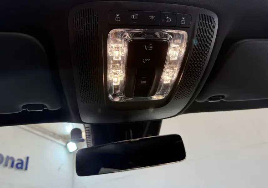 Plafonnier intérieur allumé avec commandes SOS et éclairage, vue centrée vers l'avant du Mercedes GLA 250 e AMG Line 2023.