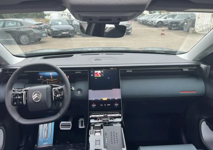 Vue intérieure avant du tableau de bord et volant cuir noir du Citroën C5 Aircross New Hybrid 2026 avec écran tactile vertical.