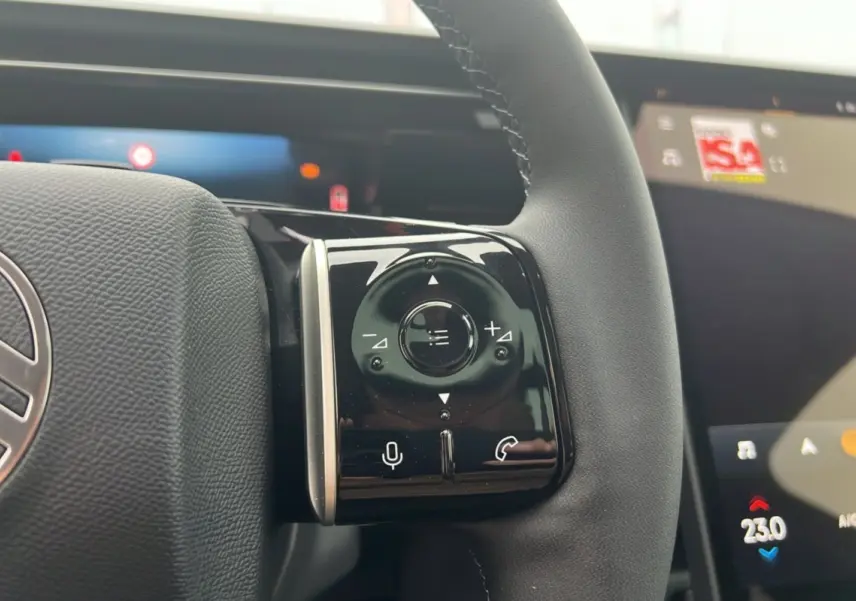 Gros plan sur les commandes multifonctions noires du volant cuir du Citroën C5 Aircross New Hybrid 2026.