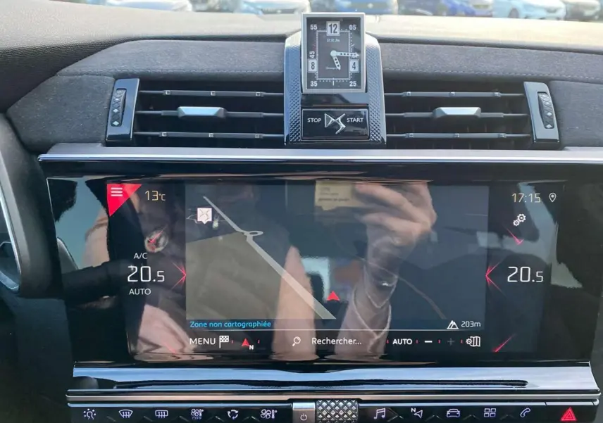 Tableau de bord du DS7 Crossback 2018 avec écran tactile central et horloge digitale au-dessus, intérieur noir.